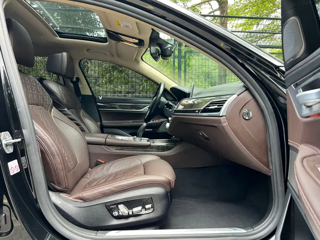 BMW 7 Series 2018 — фото 19