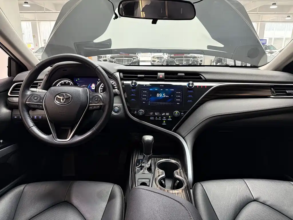 Toyota Camry 2020 — фото 10