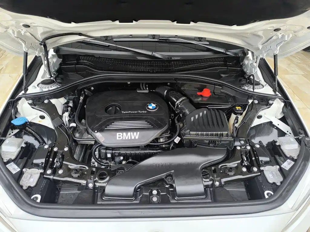 BMW 1 Series 2018 — фото 16