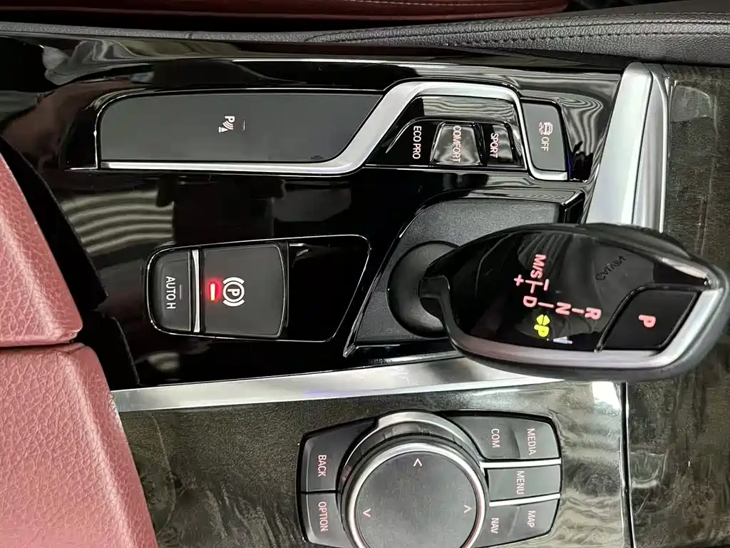 BMW 5 Series 2019 — фото 15