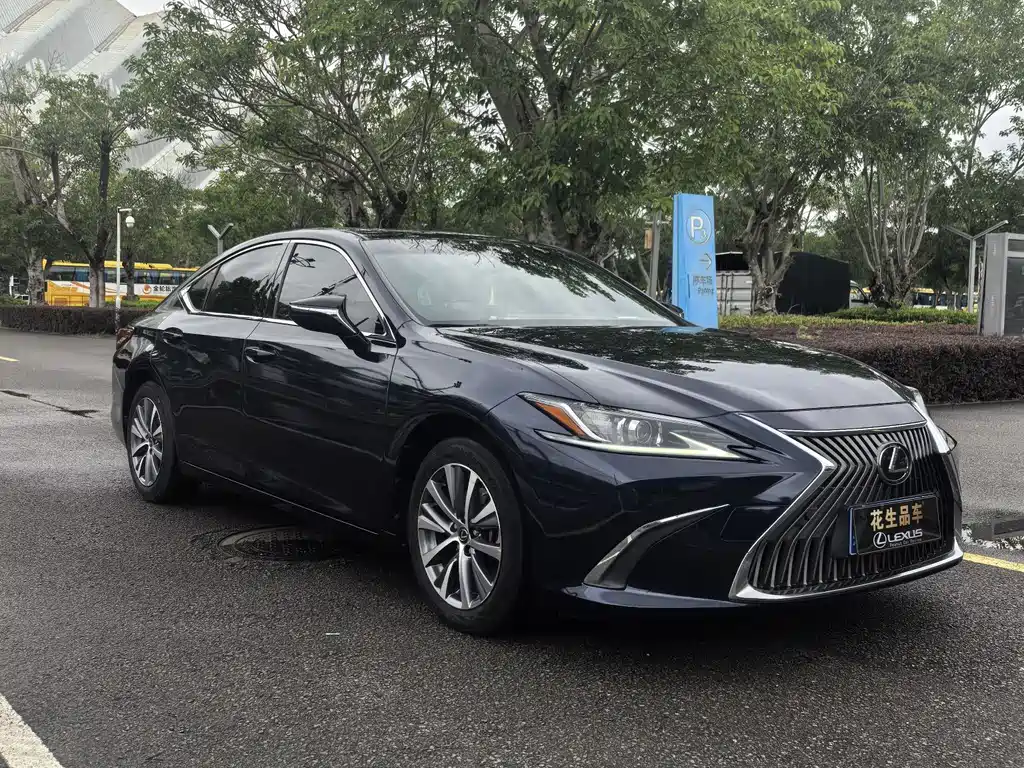 Lexus ES 2020
