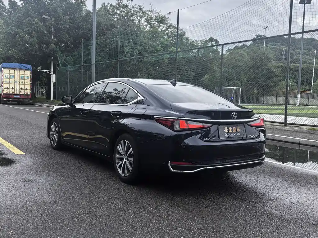 Lexus ES 2020