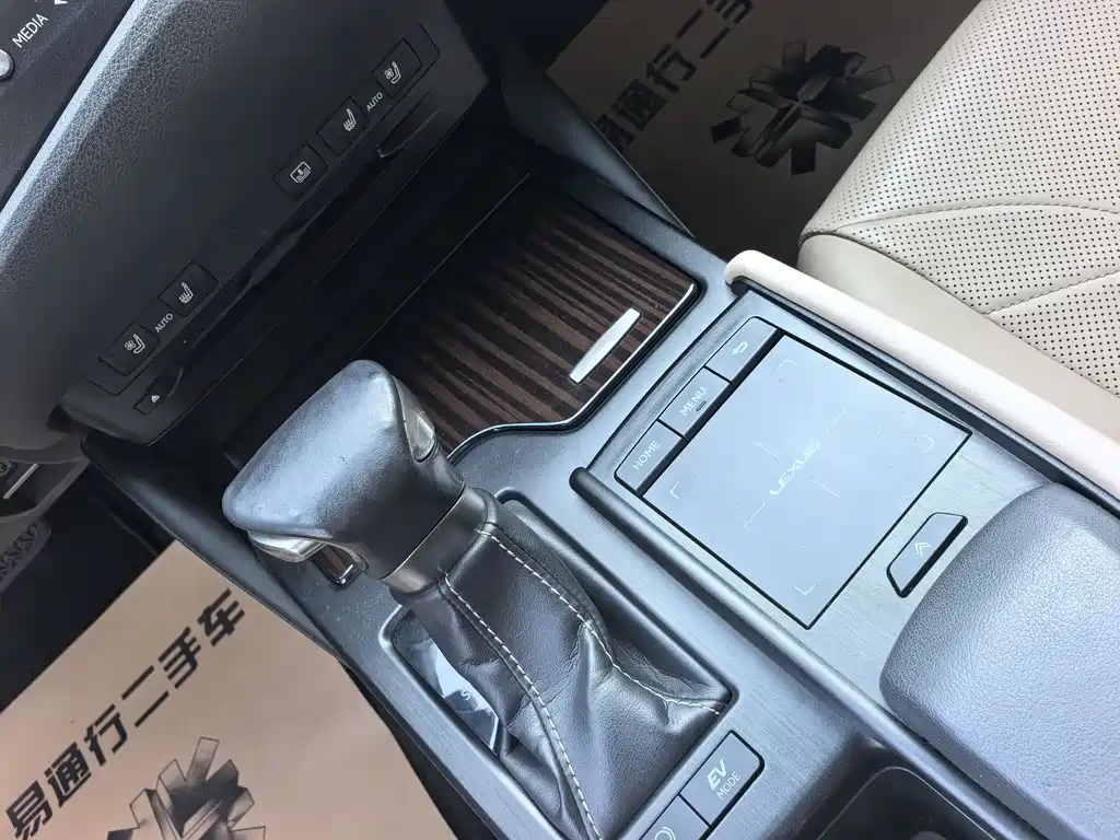 Lexus ES 2018 — фото 11