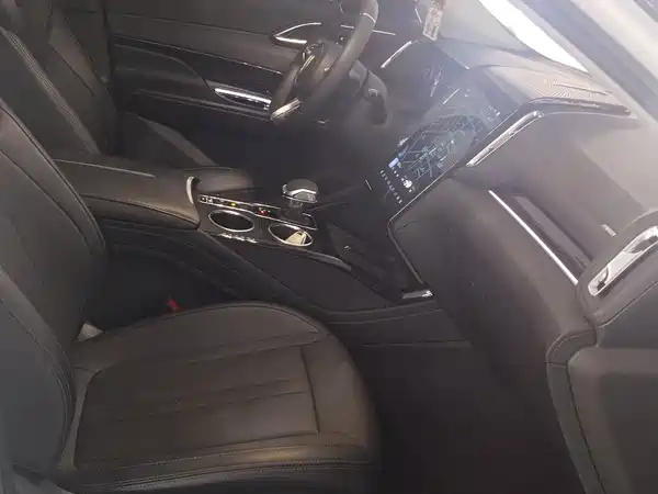 Hongqi HS3 2023