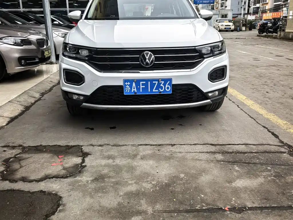 Volkswagen T-Roc 2023 — фото 1
