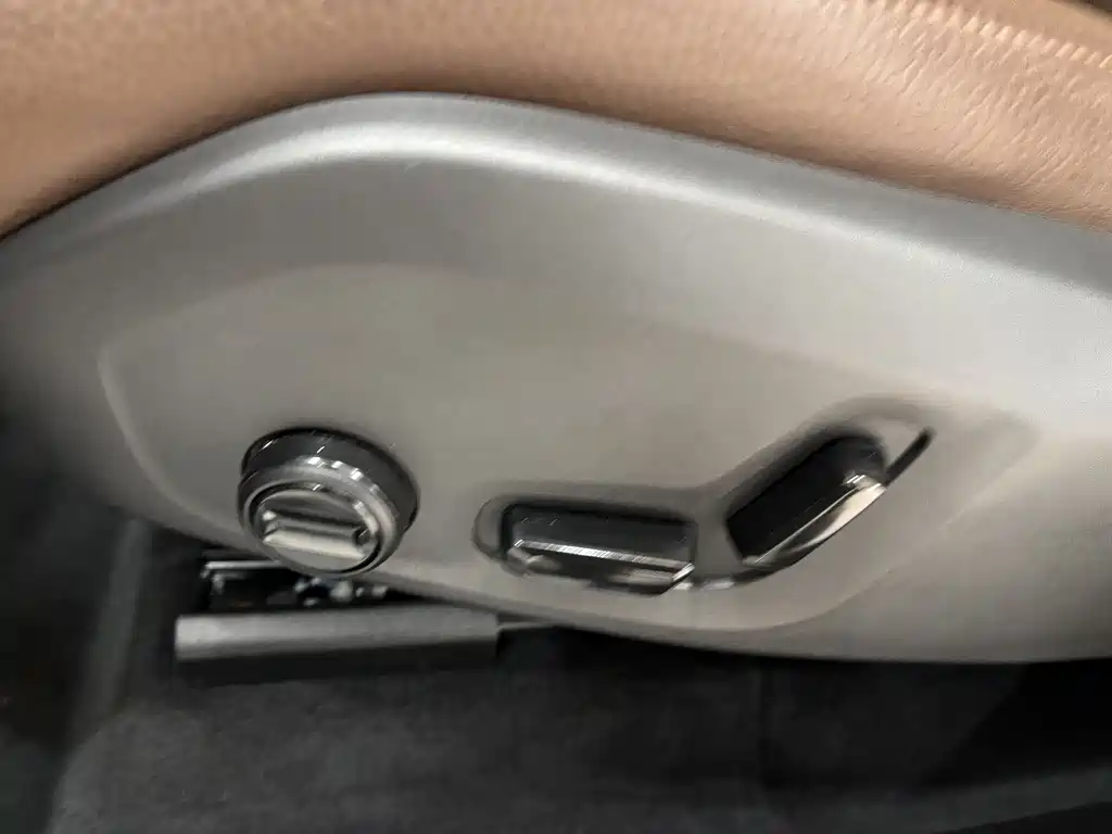 Volvo XC60 2025 — фото 12
