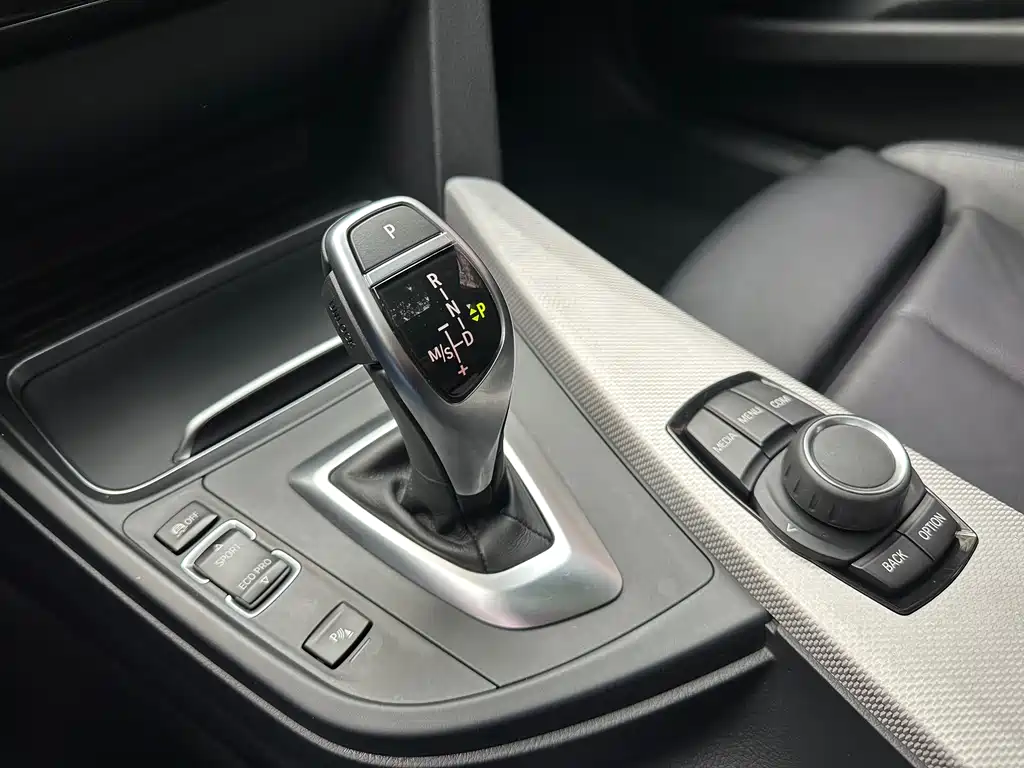 BMW 3 Series 2018 — фото 8