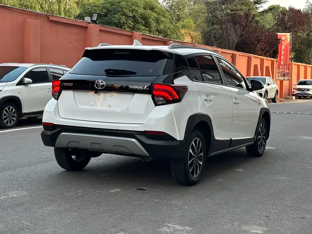 Toyota Yaris L 2022 — фото 4