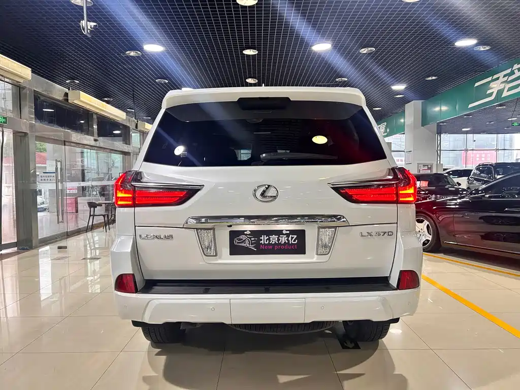 Lexus LX 2017 — фото 20