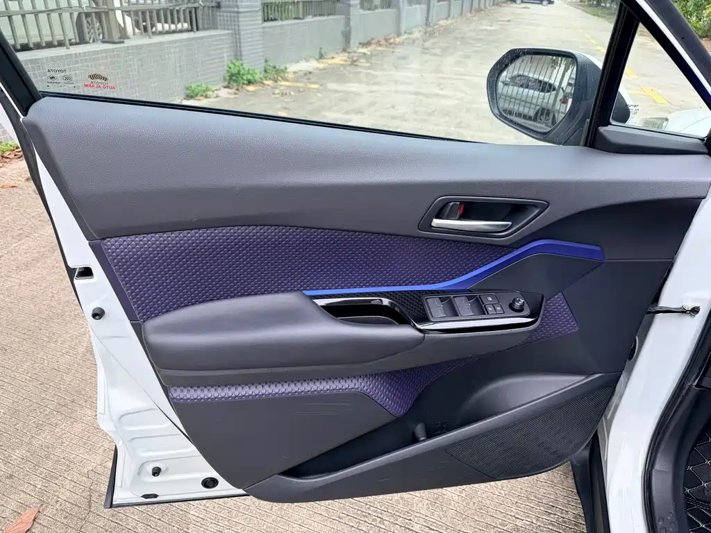 Toyota C-HR 2020 — фото 7