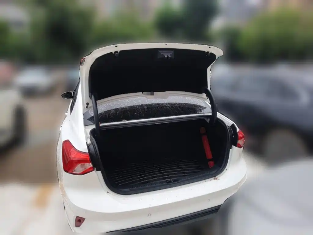 Ford Focus 2019 — фото 16