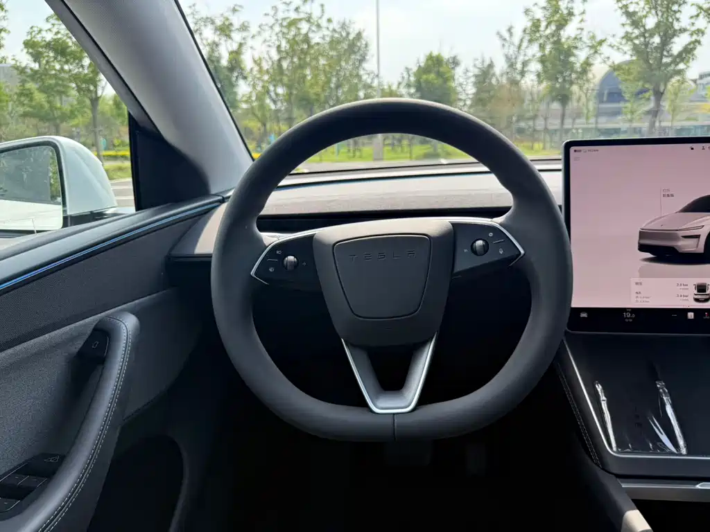 Tesla Model Y 2025 — фото 13