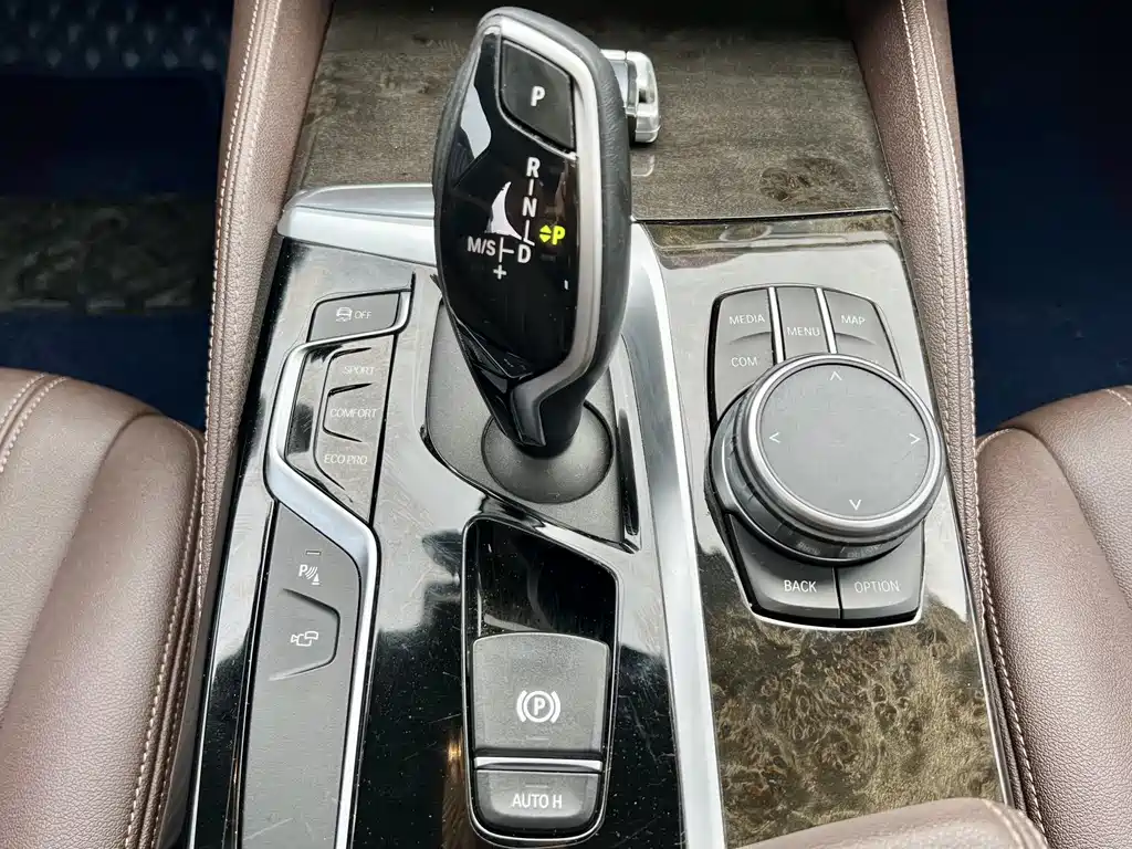 BMW 5 Series 2019 — фото 10