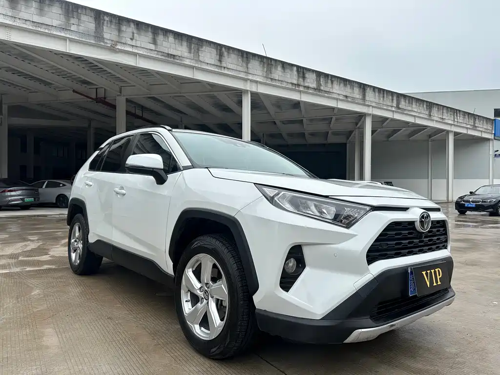 Toyota RAV4 2023 — фото 3