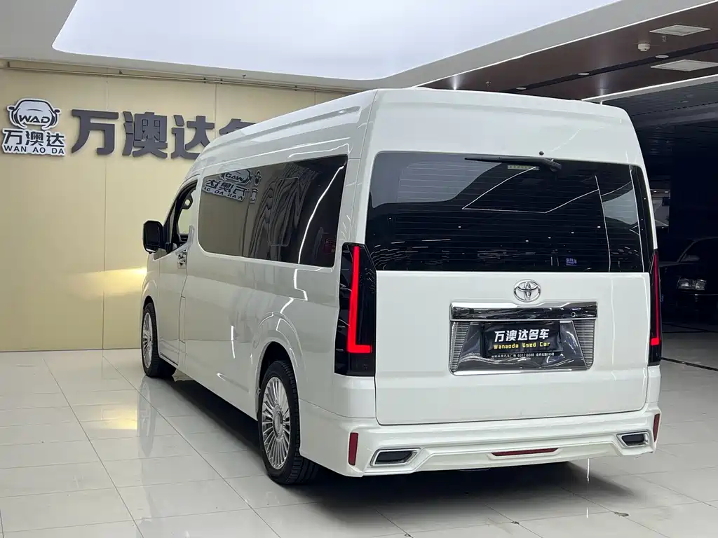 Toyota Hiace 2022 — фото 11