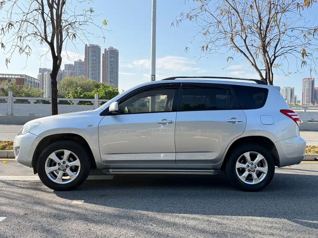Toyota RAV4 2013 — фото 4