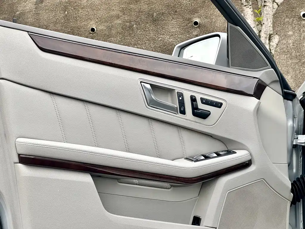 Mercedes-Benz E-Class 2012 — фото 25