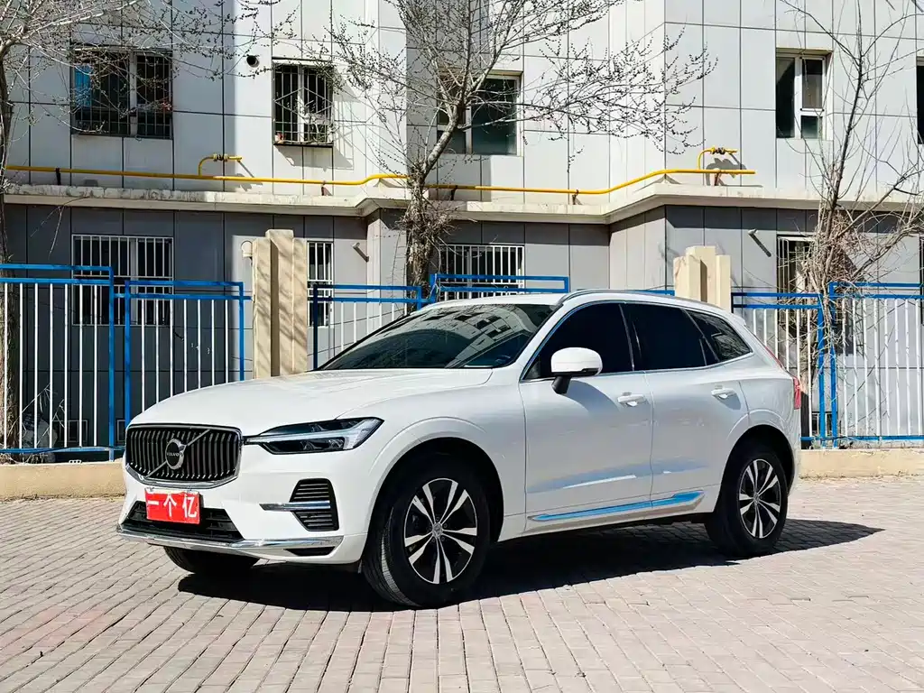 Volvo XC60 2023 — фото 1