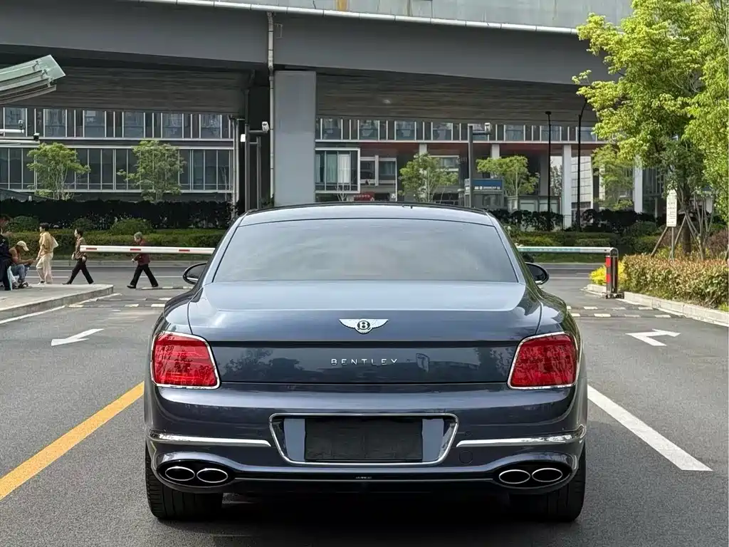 Bentley Flying Spur 2023 — фото 8