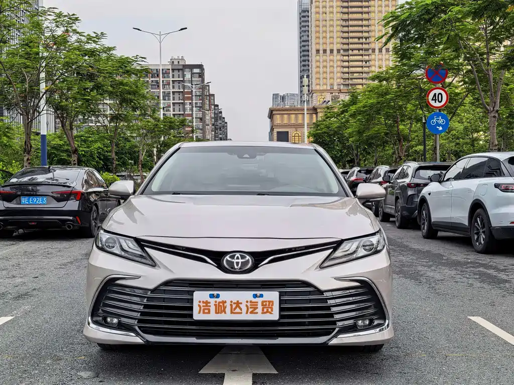 Toyota Camry 2022 — фото 2