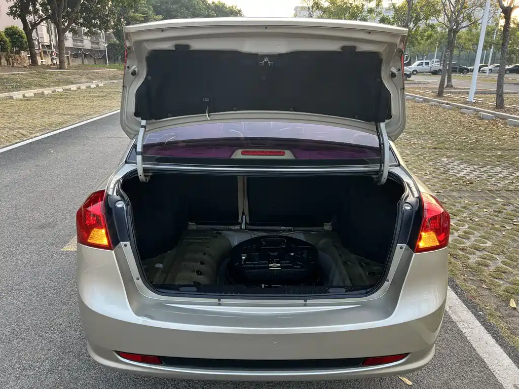 Buick Excelle 2015 — фото 12