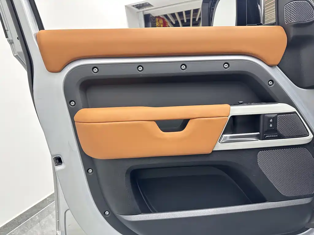 Land Rover Defender 2021 — фото 17