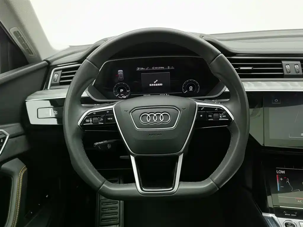 Audi e-tron 2021 — фото 11