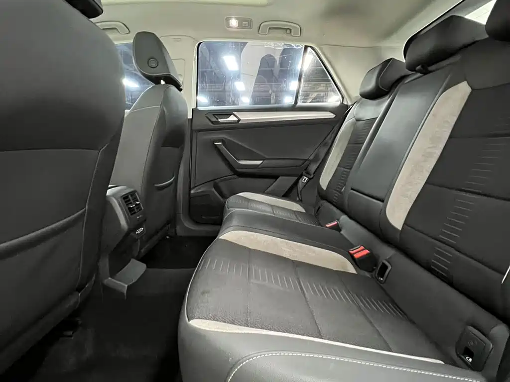 Volkswagen T-Roc 2023 — фото 8