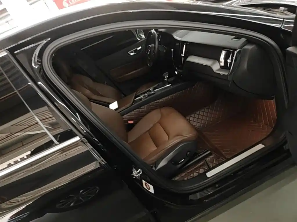 Volvo XC60 2021 — фото 25