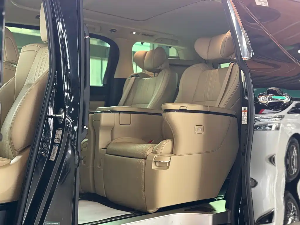 Toyota Alphard 2020 — фото 17
