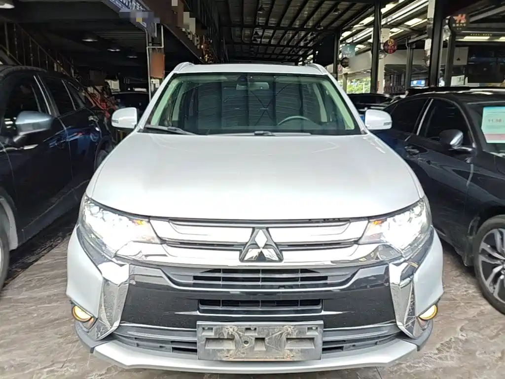 Mitsubishi Outlander 2018 — фото 3