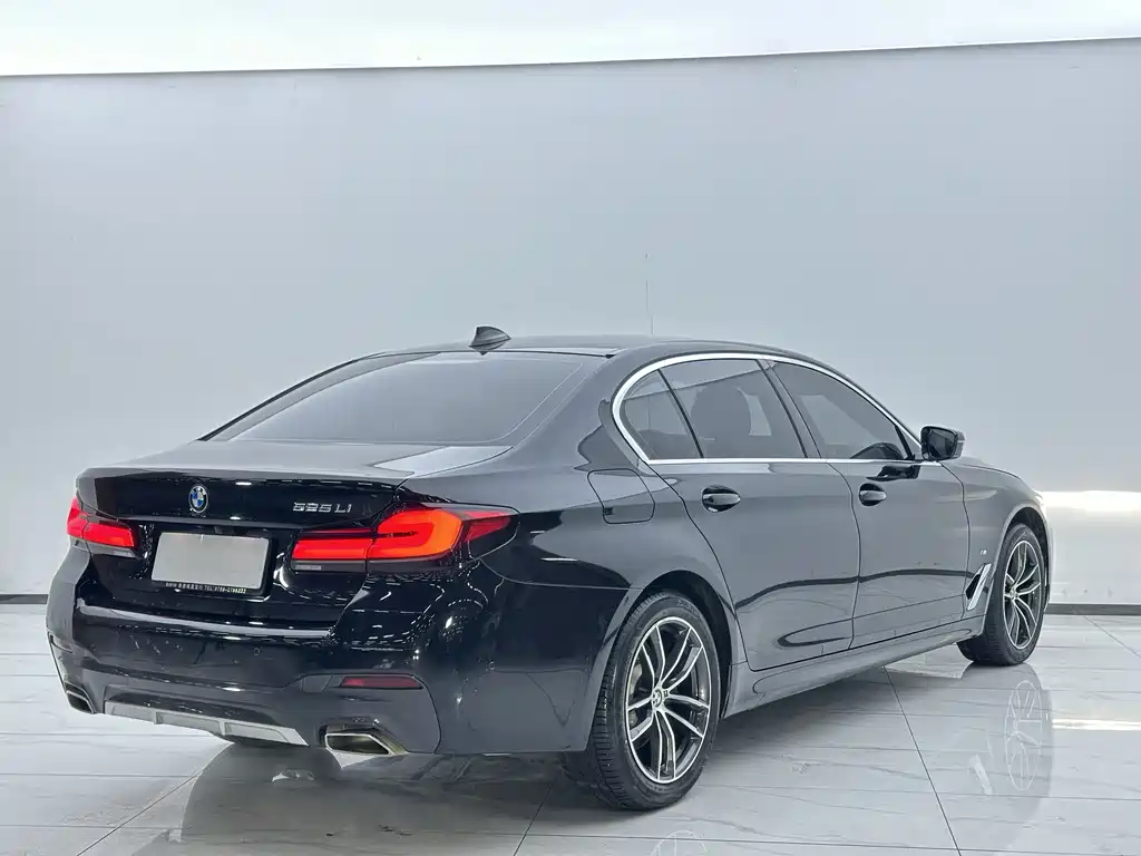 BMW 5 Series 2022 — фото 10