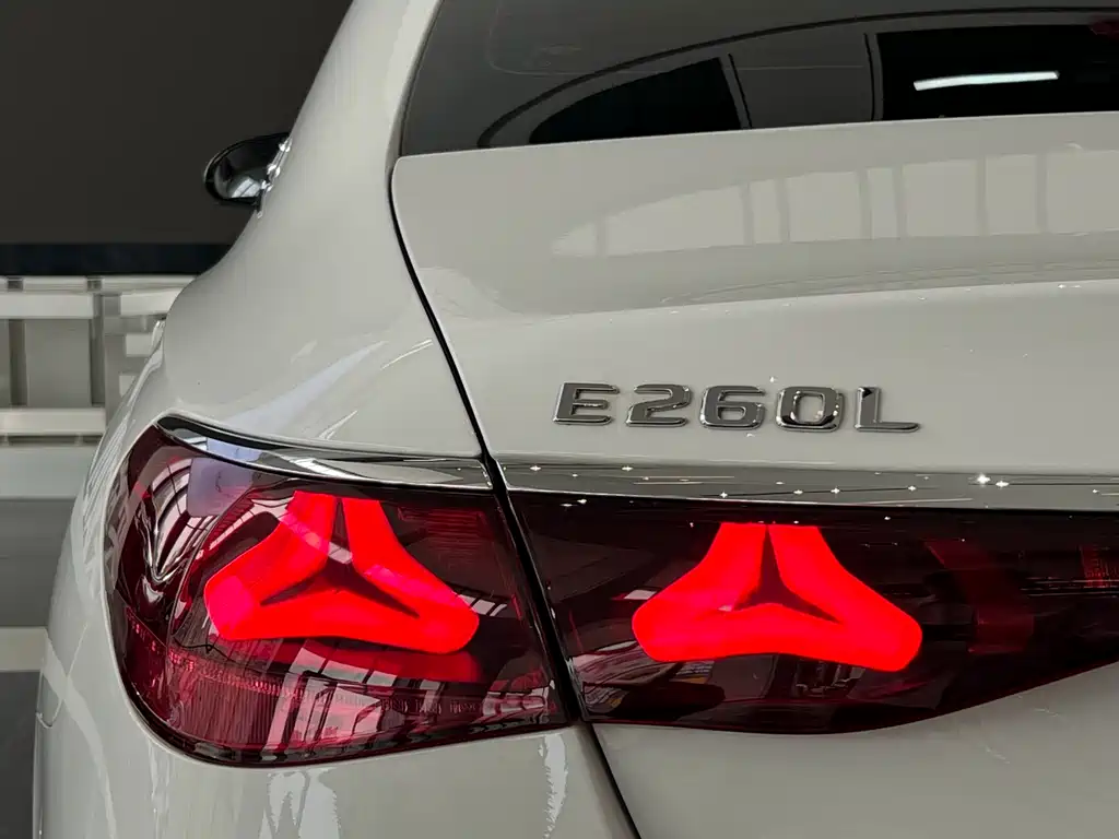 Mercedes-Benz E-Class 2024 — фото 15