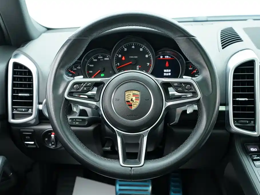 Porsche Cayenne 2017 — фото 9