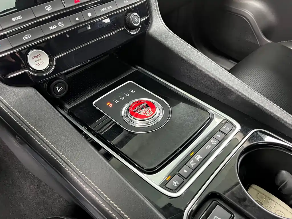 Jaguar F-PACE 2017 — фото 14