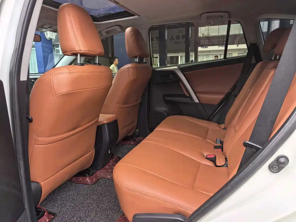 Toyota RAV4 2017 — фото 11
