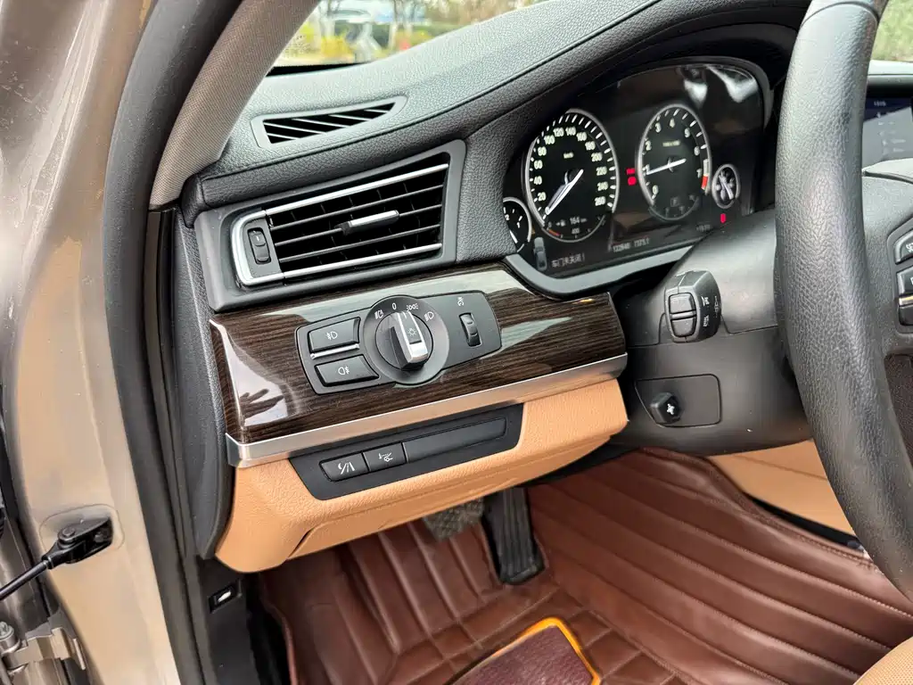 BMW 7 Series 2012 — фото 10