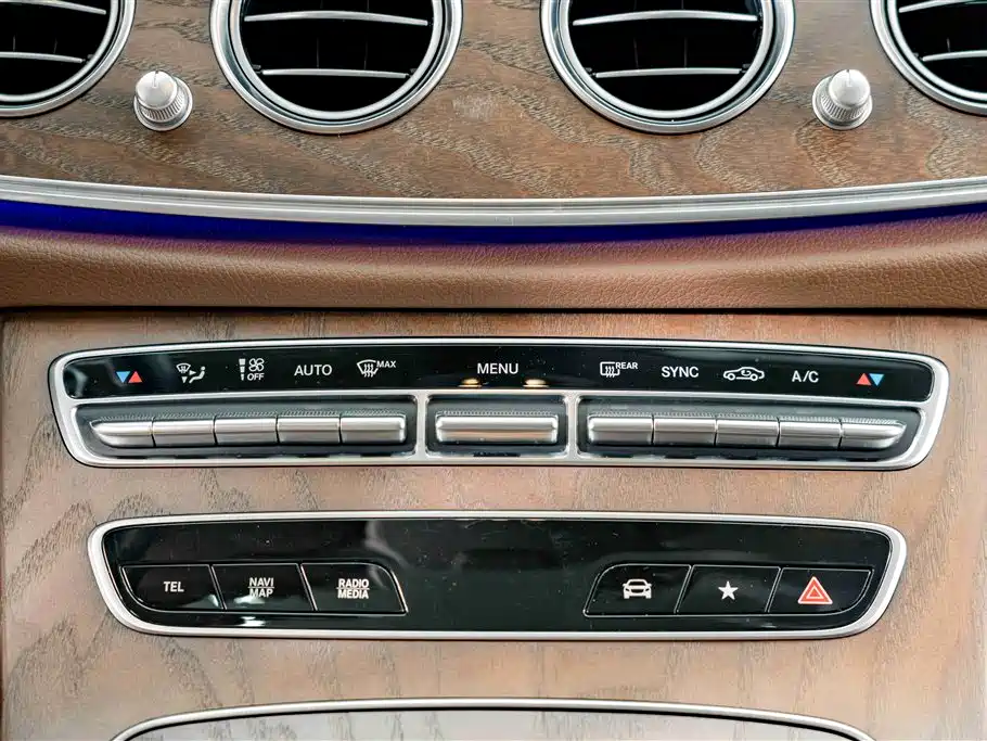 Mercedes-Benz E-Class 2022 — фото 13