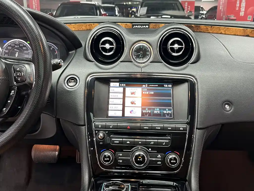 Jaguar XJ 2015 — фото 28