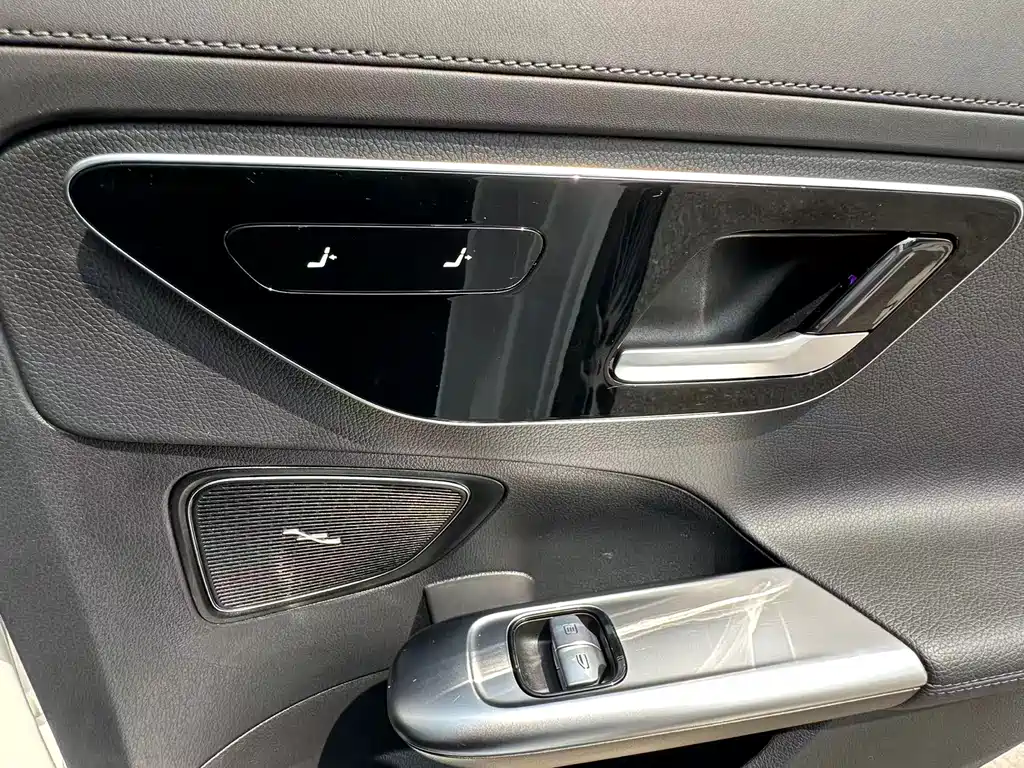 Mercedes-Benz C-Class 2024 — фото 16