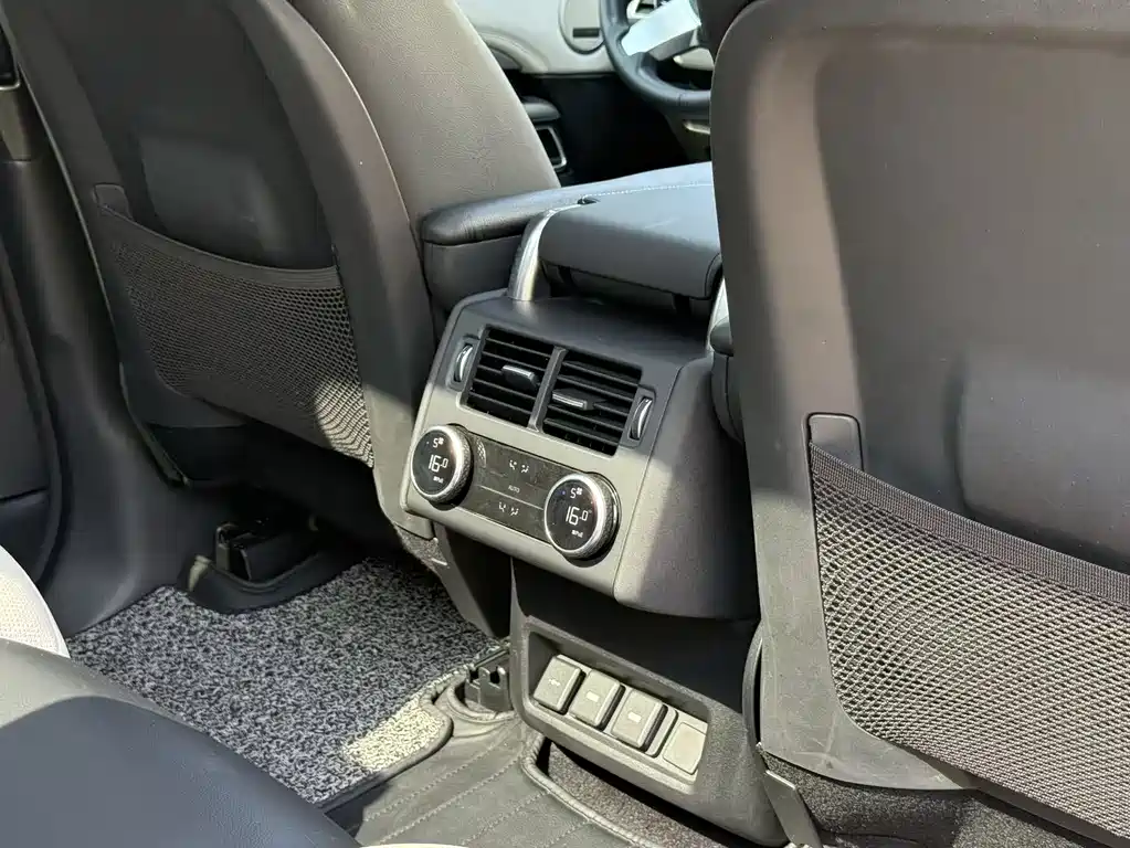 Land Rover Discovery 2023 — фото 11