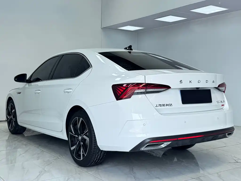 Skoda Octavia 2023 — фото 4