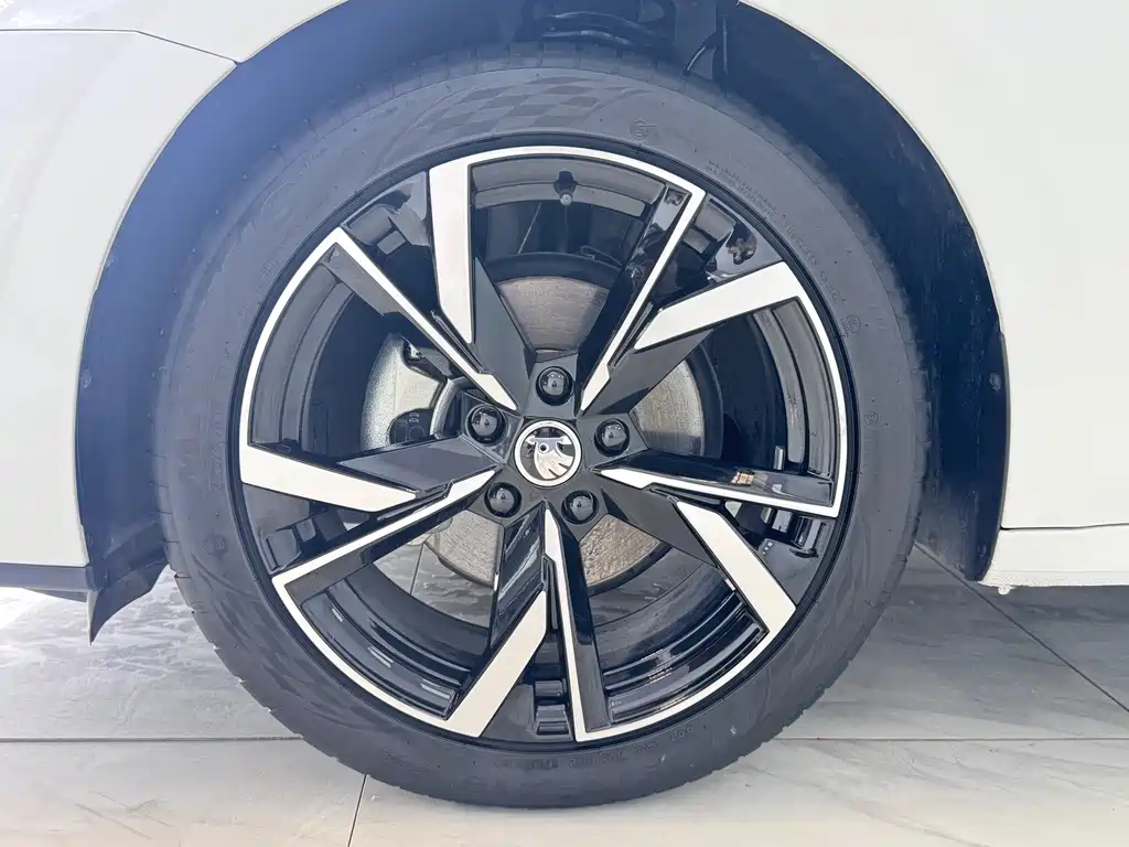 Skoda Octavia 2023 — фото 17