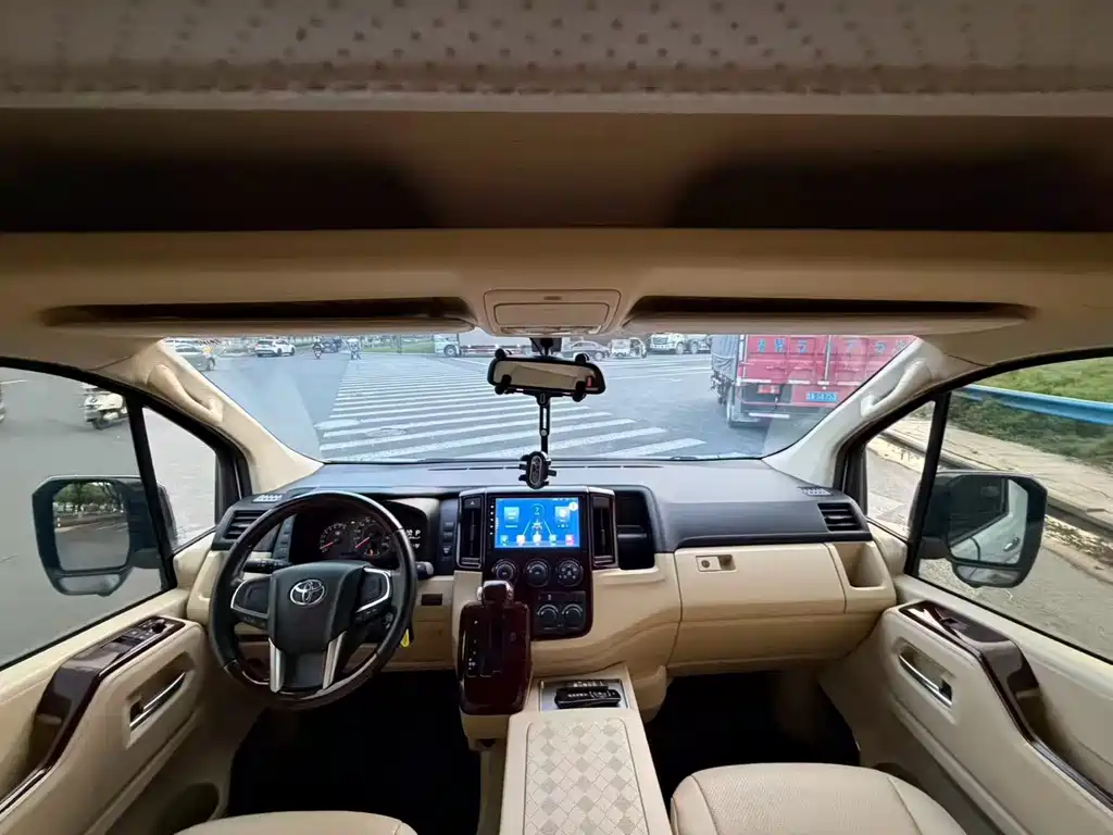 Toyota Hiace 2021 — фото 9