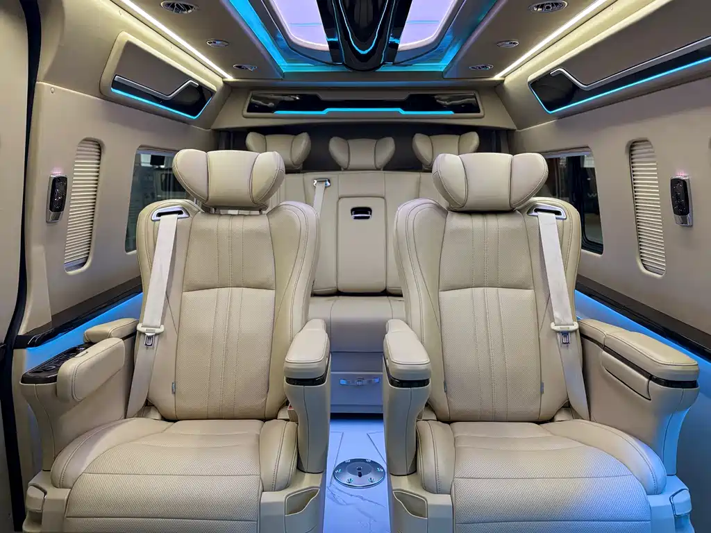 Toyota Hiace 2023 — фото 14