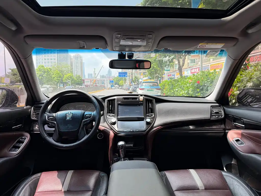 Toyota Crown 2017 — фото 10