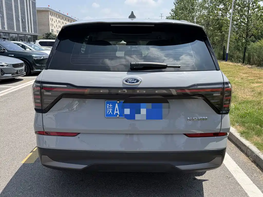 Ford Edge 2023 — фото 17