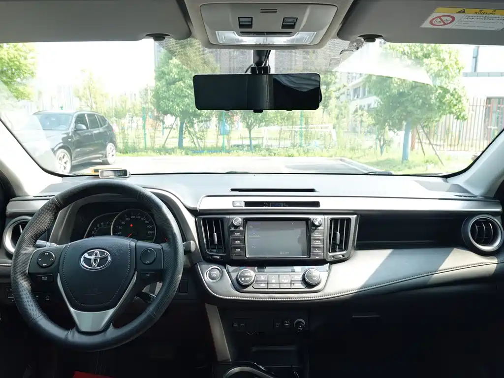 Toyota RAV4 2019 — фото 16