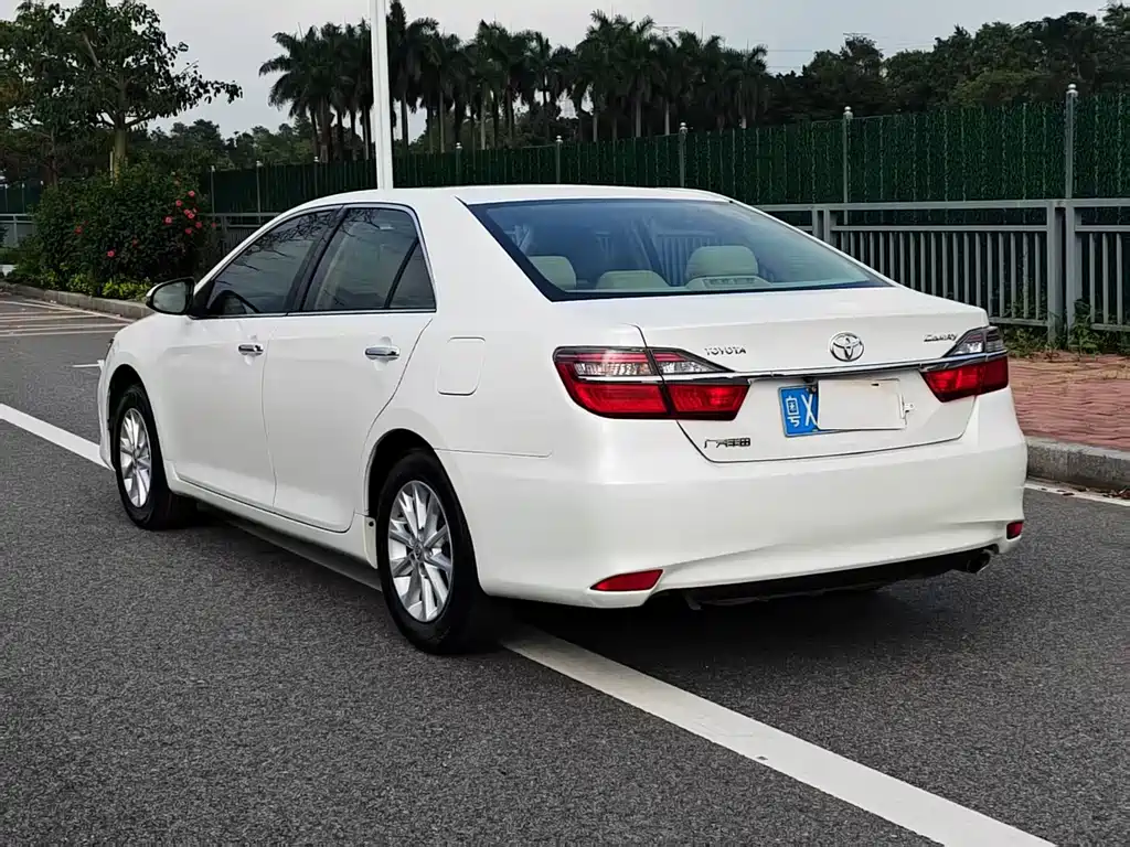 Toyota Camry 2015 — фото 5