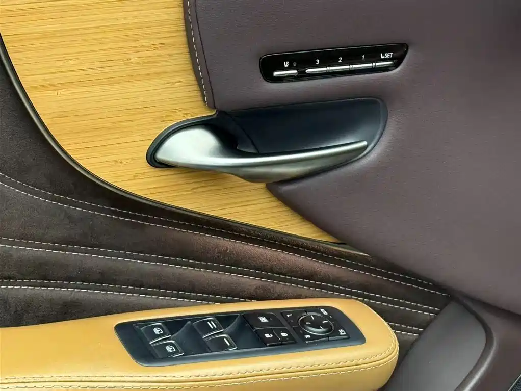 Lexus LS 2019 — фото 13